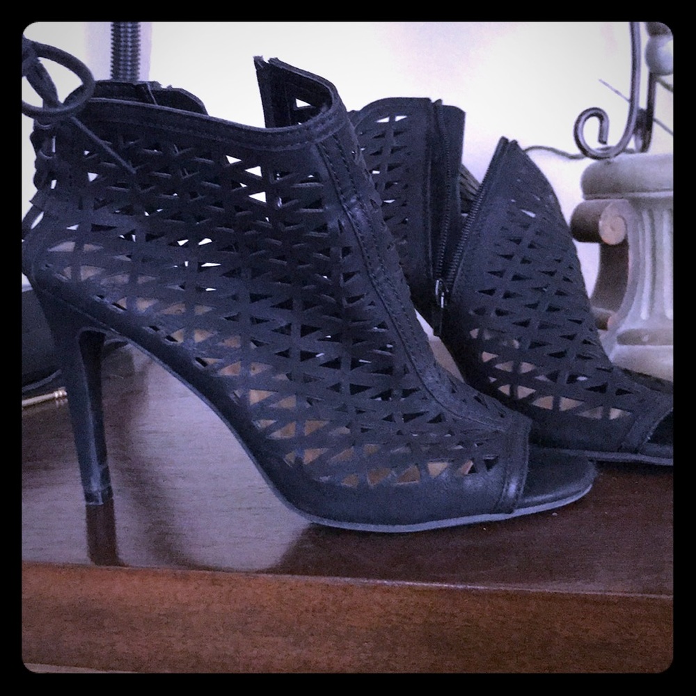 Open toed 3 in heeled dress shoe with zippers